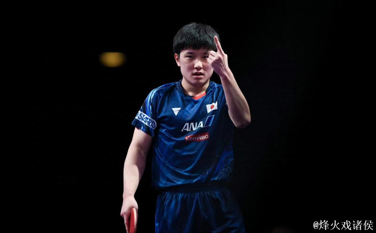 张本智和胜利时刻：握拳庆祝奖杯，乐享香港夜景，重拾久违欢愉